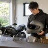 バイクヘルメットのシールドを比較する日本人ライダー