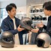 専門店で高品質なバイクヘルメットを比較する日本人ライダー