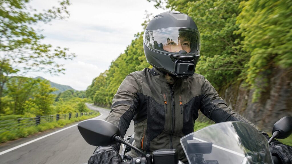 バイク用ヘルメットカメラでツーリングを撮影する日本人ライダー
