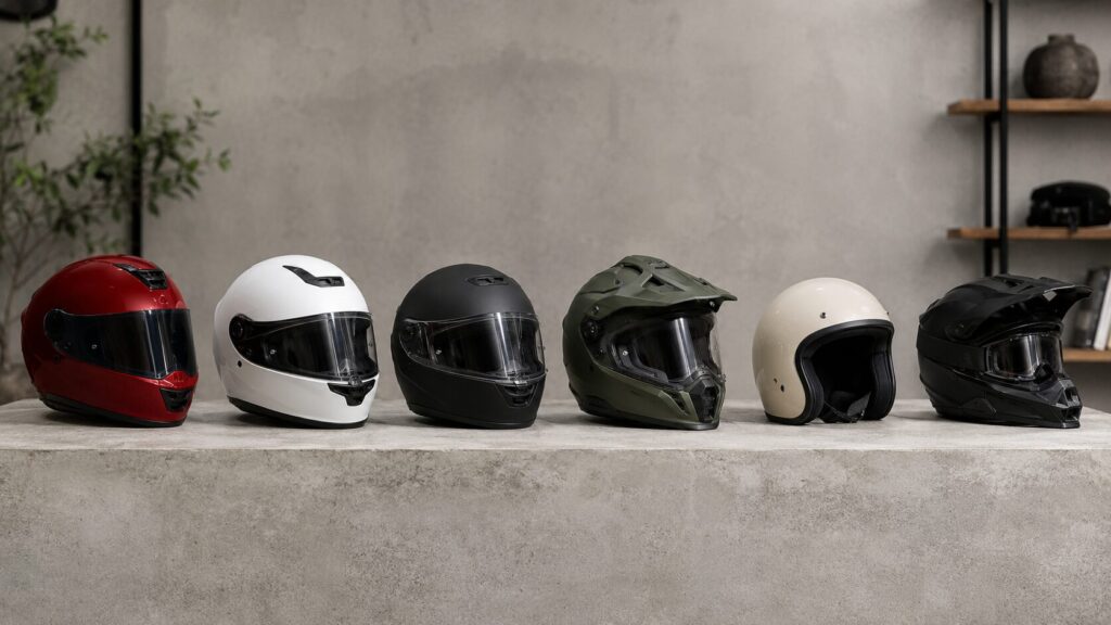 用途別に並べた丸く滑らかな帽体のバイクヘルメット
