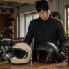 レトロなバイクヘルメットを比較する日本人ライダーとクラシックバイク