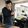 スマートフォンでカチエックスのバイク査定を比較する日本人ライダー