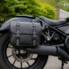 レブル250風クルーザーに装着した黒いサイドバッグとマフラー周辺の積載カスタム