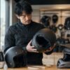 バイクヘルメットのサイズと形状を比較する日本人ライダー
