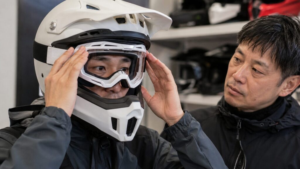 オフロードヘルメットとゴーグルの適合を確認する日本人ライダー