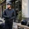半キャップとジェットとフルフェイスを比較する日本人スクーターライダー
