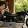 季節の変化を感じるガレージでバイクの売却時期を考える日本人オーナー
