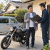 売却を決めずに自宅で無料バイク査定を受ける日本人オーナー