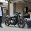 バイク買取相場を調べるため査定担当者と愛車を確認する日本人オーナー