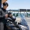 高速道路の入口前でETCと旅程を確認する日本人ライダー