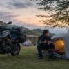 軽量テントとキャンプ道具を積んだバイクで過ごす日本人ライダー