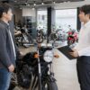 大型バイク販売店で愛車の買取査定を相談する日本人オーナー