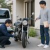 自宅前でバイクの出張査定を受ける日本人オーナー