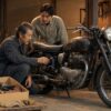 大切に保管された旧車バイクを専門査定員と確認する日本人オーナー