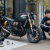 カスタムバイクと純正部品を前に査定相談する日本人オーナー