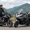 大型と中型のツーリングバイクで休憩する日本人ライダー