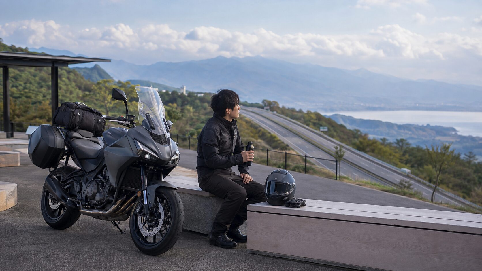 長距離ツーリングの途中で安全に休憩する日本人ライダー