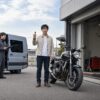 出張査定車両とバイク店舗の間で査定方法を検討する日本人オーナー