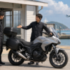 空港や港に近いレンタル店でバイクを受け取る旅行者