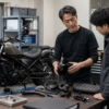 レブル250系車両を前に希望と安全条件を相談する日本人オーナーとカスタムショップ整備士