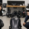 視認性を保ったミラーとメーター周りのレブル250系カスタム車を確認する日本人ライダー