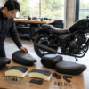 快適性や足つきの異なるレブル250系カスタムシートを比較するライダー