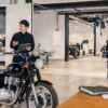 大型バイク販売店で愛車の買取と買い替えを相談する日本人オーナー