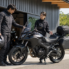 レンタル店でツーリングバイクを受け取る日本人ライダー