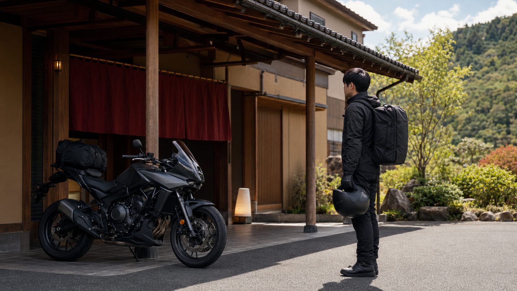 バイク用駐車場のある宿へ明るい時間に到着したソロライダー