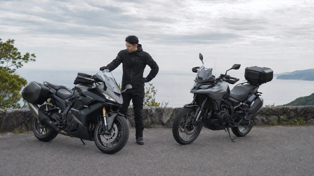 長距離向けスポーツツアラーとアドベンチャーバイクを比較する場面