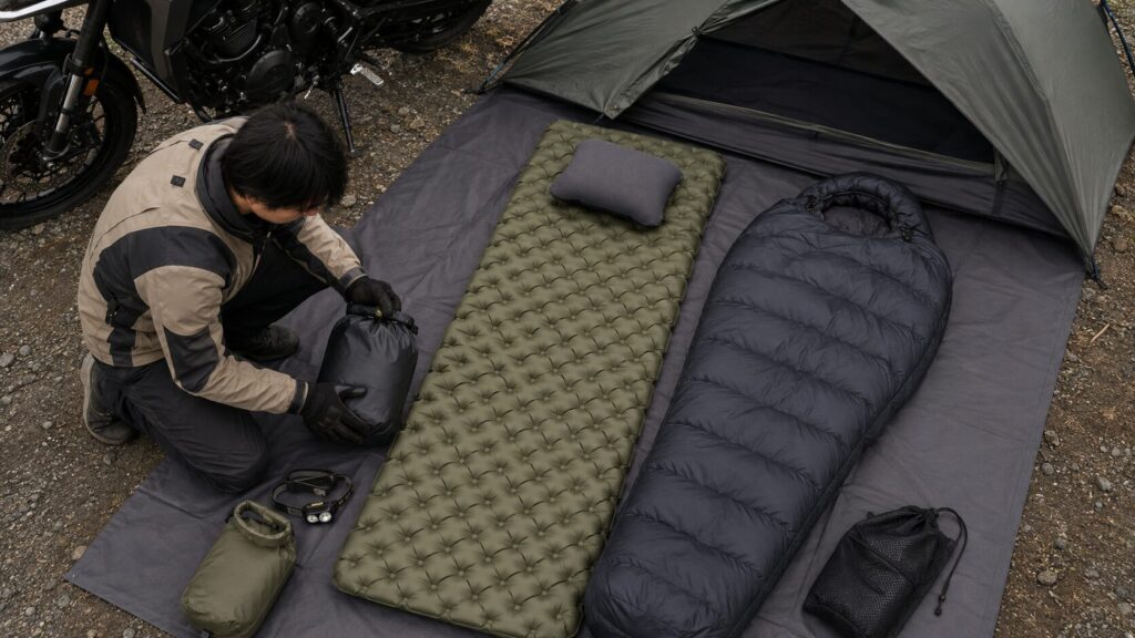 キャンプツーリング用のテントとマット、寝袋を整理した状態